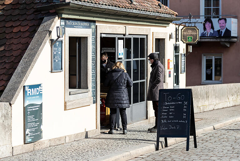 Endlich Frühling!&nbsp; Viele Menschen  verbrachten das Wochenende im Freien, wie hier am Samstag auf der Alten Mainbrücke in Würzburg.