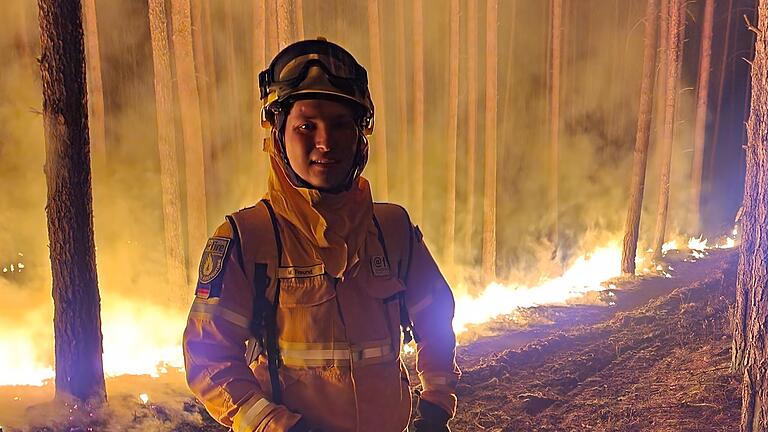 Feuerwehrmann Maximilian Freund aus Prichsenstadt beim Einsatz in Brandenburg auf dem angelegten Wundstreifen, an der Grenze zum Feuer.