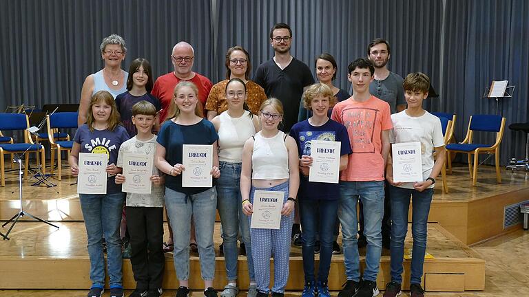 Übergabe der Urkunden an (erste Reihe von links): Tabea Brand, Janus Heilgenthal, Talia Bender, Fiona Brand, Chiara Bender, Hannes Nordmann, Liam Schwaiger-Leroux, Benjamin Sauer, (zweite Reihe von links): Petra Breitenbach, Klara Schwaiger-Leroux, Oliver Kälberer, Bianca Brand, Oliver Dannhauser, Rosa Faerber, Malte Weyland.