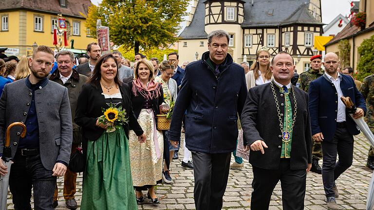 Ministerpräsident Markus Söder beim Erntedankumzug in Grafenrheinfeld, eingerahmt von Kerstin Keller und Bürgermeister Christian Keller.&nbsp;&nbsp;