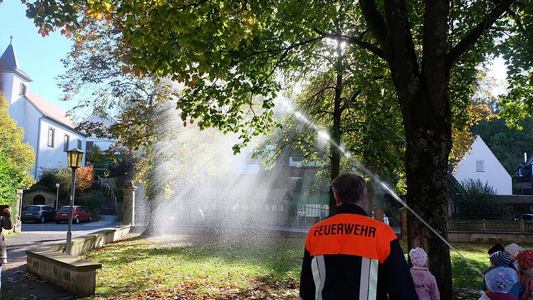 Für die Kinder war die Feuerwehrübung in Thundorf auch eine Gaudi – hier am Löschschlauch.       -  Für die Kinder war die Feuerwehrübung in Thundorf auch eine Gaudi – hier am Löschschlauch.