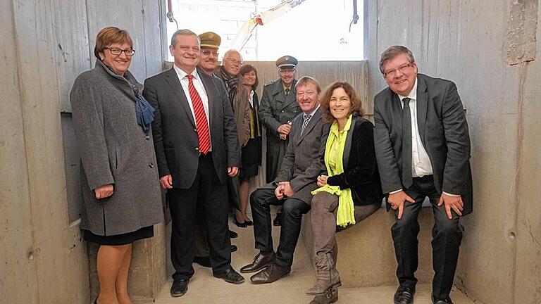 Gruppenbild in der Arrestzelle: Beim Rundgang durch die Baustelle der neuen Ochsenfurter  Polizeiinspektion von links: zweite Bürgermeisterin Rosa Behon, Landtagsabgeordneter Manfred Ländner, Polizeipräsident Gerhard Kallert, der Leiter des Staatlichen Bauamts Joachim Fuchs, stellvertretende Landrätin Karen Heußner, Inspektionsleiter Jürgen Maier, Bürgermeister Peter Juks und die Landtagsabgeordneten Kerstin Celina und Volkmar Halbleib.