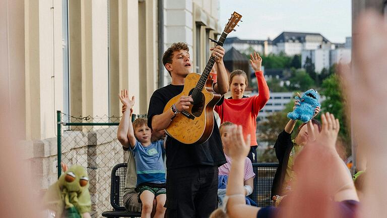 Draußen vor der Kinderklinik gaben Revelle und Gregor Hägele ein grandioses Abschlusskonzert mit teils unveröffentlichten Songs.