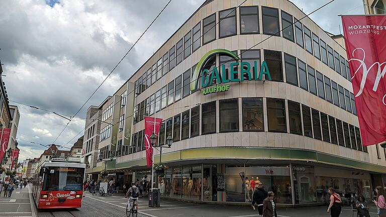 Am vergangenen Freitag wurde bekannt, dass Galeria Karstadt Kaufhof in Würzburg überraschend fortbestehen kann.