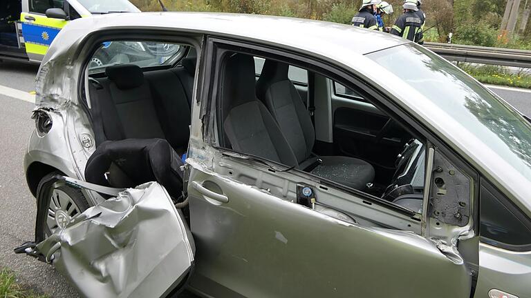 Schwerer Unfall auf der A70 bei Eltmann (Lkr. Haßberge). Ein Kleinwagen wurde über die gesamte Länge auf der Beifahrerseite aufgerissen. Ein siebenjähriger Junge starb.&nbsp;