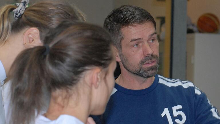 Segnitz' Faustball-Trainer Uli Lauck (rechts) im Gespräch mit den Spielerinnen. Segnitz' Faustball-Trainer Uli Lauck (rechts) im Gespräch mit den Spielerinnen.