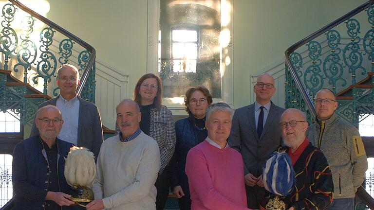 Neue Darsteller beim Rakoczy-Fest in Bad Kissingen - Obere Reihe v.l.: Rolf Matthes, Sylvie Thormann (Kurdirektorin und Geschäftsführerin der Bayer. Staatsbad Bad Kissingen GmbH), Anna Krug, Dr. Dirk Vogel (Oberbürgermeister der Stadt Bad Kissingen) & Bruno Heynen (Leiter der Veranstaltungsabteilung der Bayer. Staatsbad Bad Kissingen Gmbh)
Untere Reihe v.l.: Ludwig Büchner, Stefan Heuring, Mirko Keß & Peter Krug Neue Darsteller beim Rakoczy-Fest in Bad Kissingen - Obere Reihe v.l.: Rolf Matthes, Sylvie Thormann (Kurdirektorin und Geschäftsführerin der Bayer. Staatsbad Bad Kissingen GmbH), Anna Krug, Dr. Dirk Vogel (Oberbürgermeister der Stadt Bad Kissingen) & Bruno Heynen (Leiter der Veranstaltungsabteilung der Bayer. Staatsbad Bad Kissingen Gmbh)
Untere Reihe v.l.: Ludwig Büchner, Stefan Heuring, Mirko Keß & Peter Krug