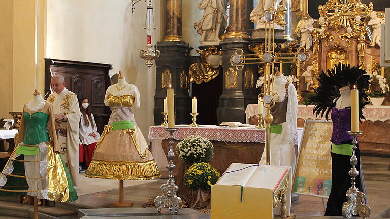 Erntedank in der Gerolzhöfer Stadtpfarrkirche: Pfarrer Stefan Mai ging in seiner Predigt am Wochenende auf die jüngsten Aufführungen des Kleinen Stadttheaters ein. Am Altar stehen momentan die prächtigen Kostüme der Hauptakteurinnen des Stücks.&nbsp;