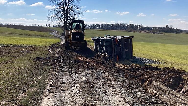 Zur Bergung des Lasters musste der Feldweg abgeflacht werden.