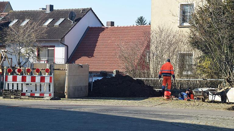 Mitarbeiter des Bauhofs der Gemeinde Gollhofen erneuern derzeit Wasserleitungen.