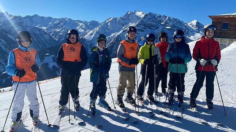 Eine Skigruppe des Gymnasiums Wiesentheid vor Alpenpanorama.