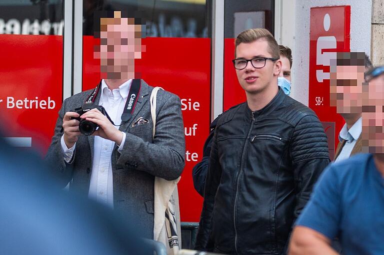 18. September 2021: Daniel Halemba steht am Rande einer Demonstration des III. Wegs in Würzburg. Links neben ihm ein Mann mit Kontakten zur Identitären Bewegung (IB) in Österreich.&nbsp;