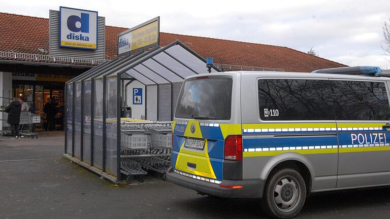 Tatort Obernbreit: Ein junger Mann überfiel am frühen Montagnachmittag den örtlichen Supermarkt. Tatort Obernbreit: Ein junger Mann überfiel am frühen Montagnachmittag den örtlichen Supermarkt.