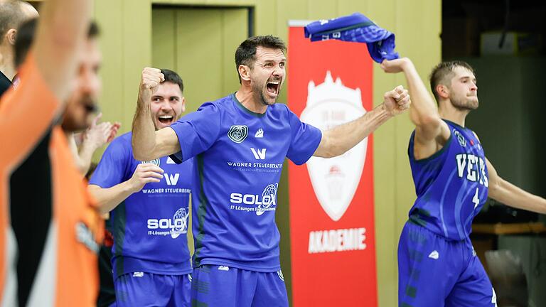 Hoffen auf einen Grund zur Freude in den Play-offs: Christian Gabold und seine Jungs von der TG Veitshöchheim (hier auf einem Archivbild vom 28.10.2023)