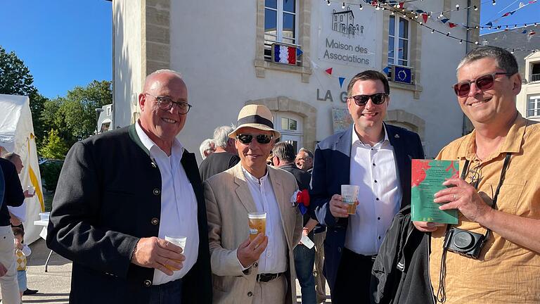 Auf die Deutsch-Französische-Freundschaft trinken Bürgermeister Thierry Lefort und 2. Bgm. Benedikt Keßler, umrahmt von den Komitee-Vorsitzenden Manfred Reuß (links) und Frédérick Perrelle. - Auf die Deutsch-Französische-Freundschaft trinken Bürgermeister Thierry Lefort und 2. Bgm. Benedikt Keßler, umrahmt von den beiden Komitee-Vorsitzenden Manfred Reuß (links) und Frédérick Perrelle (rechts). Auf die Deutsch-Französische-Freundschaft trinken Bürgermeister Thierry Lefort und 2. Bgm. Benedikt Keßler, umrahmt von den Komitee-Vorsitzenden Manfred Reuß (links) und Frédérick Perrelle. - Auf die Deutsch-Französische-Freundschaft trinken Bürgermeister Thierry Lefort und 2. Bgm. Benedikt Keßler, umrahmt von den beiden Komitee-Vorsitzenden Manfred Reuß (links) und Frédérick Perrelle (rechts).