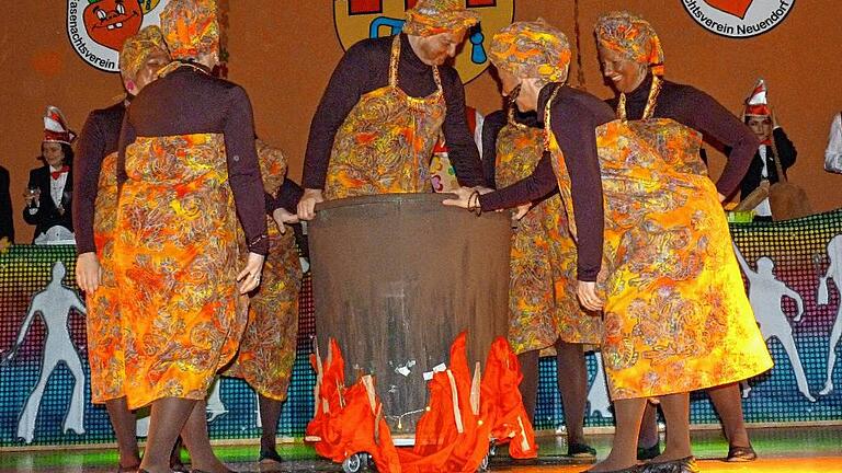 Wenn die Schönrainhalle zur Narhalla wird, feiern die „Neudöffer Köhlstiel“ Fasenacht. Die Crazy Housewives kochten auf der Bühne. Wenn die Schönrainhalle zur Narhalla wird, feiern die „Neudöffer Köhlstiel“ Fasenacht. Die Crazy Housewives kochten auf der Bühne.