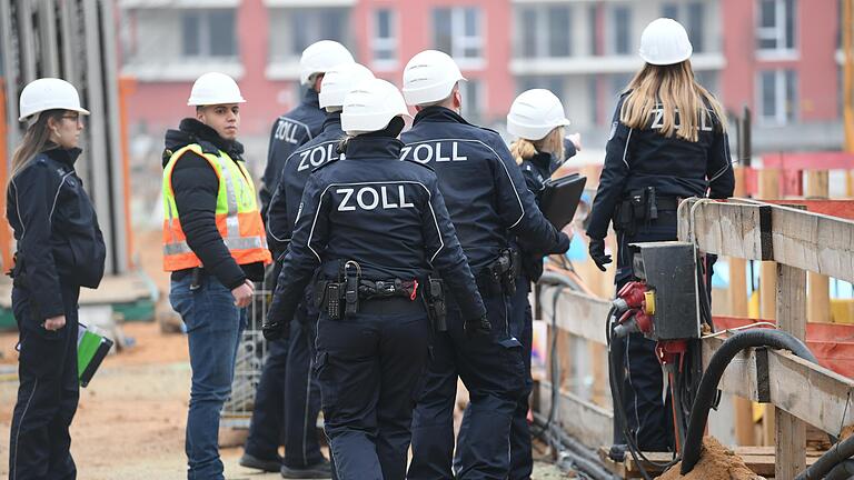 Beamte des Zoll während eines Einsatzes auf einer Großbaustelle. Beamte des Zoll während eines Einsatzes auf einer Großbaustelle.