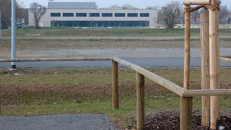 Neben dem frisch angelegten Parkplatz (im Vordergrund) sollen die Modulbauten erstellt werden.