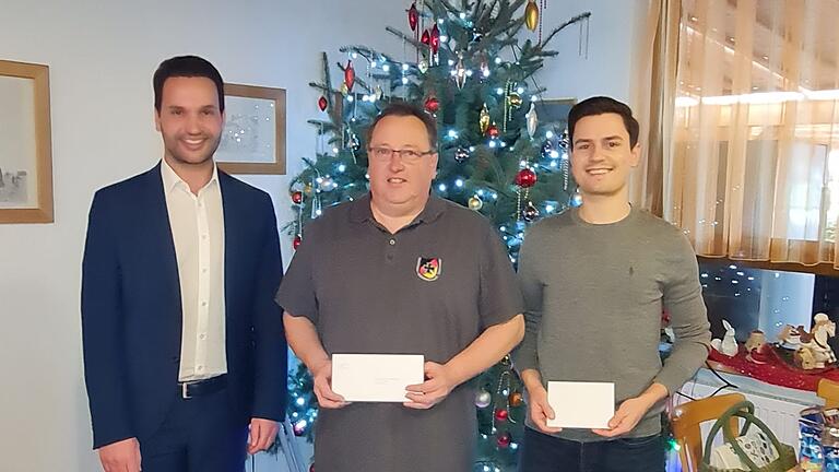 Auf dem Foto die Übergabe der Spende von links: 1. Bürgermeister Manuel Kneuer, 1. Vorsitzender Frank Baumann und Michael Piontek, Nachbarschaftshilfe Gochsheim/Die Tafel.