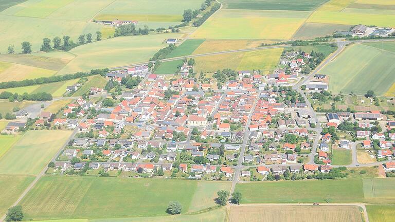 Schachbrettartig breitet sich das gesuchte Dorf in einer weiten Landschaft aus, die besonders unter der Trockenheit der vergangenen Jahre leidet. Schachbrettartig breitet sich das gesuchte Dorf in einer weiten Landschaft aus, die besonders unter der Trockenheit der vergangenen Jahre leidet.