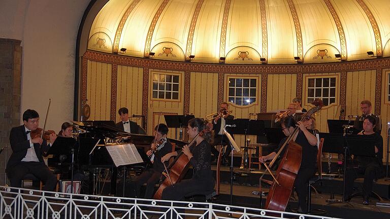 Die Staatsbad Philharmonie beim Konzert. - Die Staatsbad Philharmonie beim Konzert. Die Staatsbad Philharmonie beim Konzert. - Die Staatsbad Philharmonie beim Konzert.