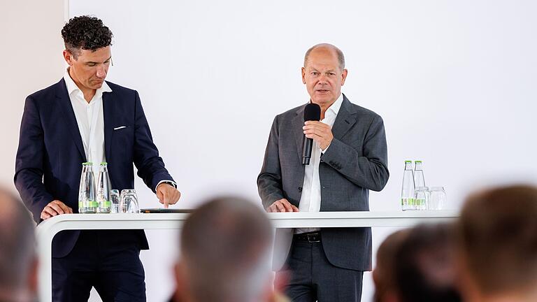 Bundeskanzler Scholz besucht Siemens Healthineers       -  Bundeskanzler Olaf Scholz (r) lobt Bundestrainer Julian Nagelsmann.