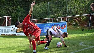 FC Fuchsstadt gastiert bei Tabellenführer FC Coburg       -  Schon das Hinspiel war ein heißer Tanz, als der FC Coburg (weißes Trikot) nur durch einen zweifelhaften Strafstoß beim wehrhaften FC Fuchsstadt (links: Florian Gehring) gewann.