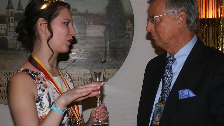 Höhepunkt der zweiten Prunksitzung der Kitzinger Karnevalsgesellschaft war die Verleihung des Schlappmaulordens 2017 an CDU-Politiker Wolfgang Bosbach. Hier unterhält er sich mit der Fränkischen Weinkönigin Christina Schneider.