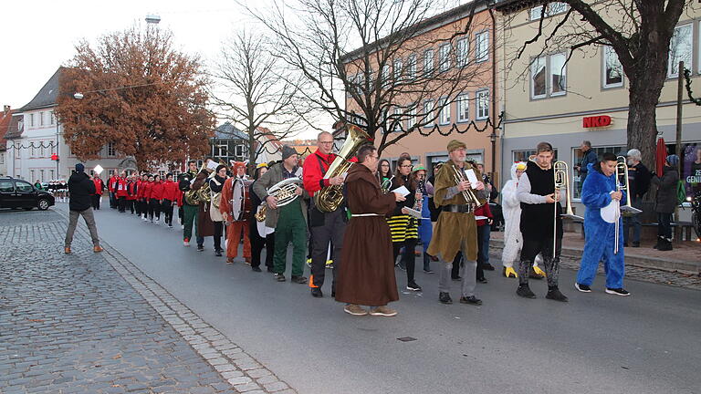 Die Stadtkapelle Ostheim rund um Walter Bortolotti führte den Zug zum Rathaus an. Die Stadtkapelle Ostheim rund um Walter Bortolotti führte den Zug zum Rathaus an.
