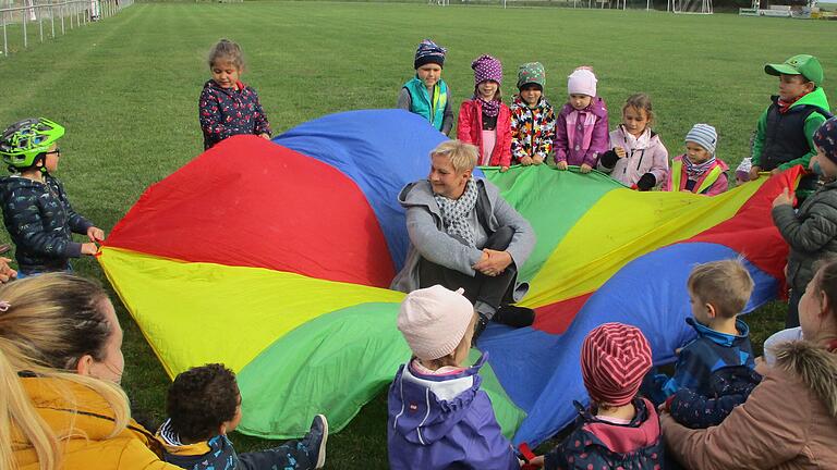 Kinderhauskinder, Elternbeirat, der Träger sowie die Kolleginnen und ließen Ruth Stich auf dem Fallschirm hochleben. Kinderhauskinder, Elternbeirat, der Träger sowie die Kolleginnen und ließen Ruth Stich auf dem Fallschirm hochleben.