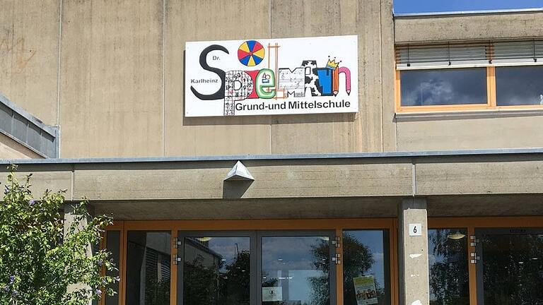 Die Dr.-Karlheinz-Spielmann-Mittelschule in Iphofen. Die Dr.-Karlheinz-Spielmann-Mittelschule in Iphofen.