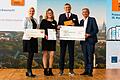 Anna Stolz (Staatssekretärin Bayerisches Kultusministerium, Vorsitzende Bildungspakt) überreichte mit Bertram Brossard (Hauptgeschäftsführer der Vereinigung der bayerischen Wirtschaft) der Haßfurter Realschule die 5000 Euro Preisgeld für die Auszeichnung als innovativste Realschule.