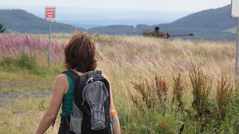 Wandern, wo sonst Soldaten üben. Auch in diesem Jahr öffnet die Bundeswehr den Truppenübungsplatz Wildflecken für die traditionellen Volkswandertage.