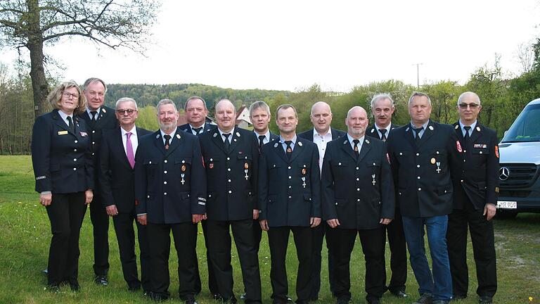 Die seit 40 Jahren aktiven Feuerwehrler: (von links) Bezirksbeauftragte Birgit Below, Kreisbrandrat Benno Metz, stellvertretender Landrat Gotthard Schlereth, Karl Heinz Wehner, Andreas Pfülb, Steffen Schlereth, Thomas Straub, Josef Pfülb, Bürgerme...       -  Die seit 40 Jahren aktiven Feuerwehrler: (von links) Bezirksbeauftragte Birgit Below, Kreisbrandrat Benno Metz, stellvertretender Landrat Gotthard Schlereth, Karl Heinz Wehner, Andreas Pfülb, Steffen Schlereth, Thomas Straub, Josef Pfülb, Bürgermeister Daniel Wehner, Christoph Schlereth, Kreisbrandmeister Klaus Preisendörfer, Udo Loibersbeck und Kreisbrandinspektor Ronald Geis