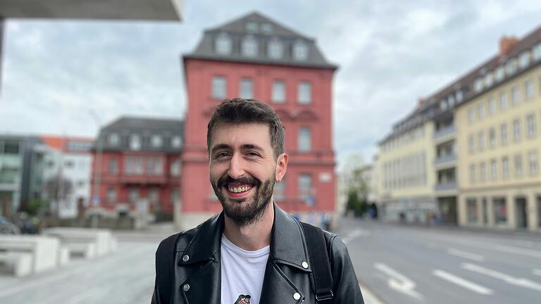 'Ich glaube, dass wir schon seit langer Zeit sehr verkürzte Debatten führen.' Barış Yüksel vom Verein Würzburg KUlturS ist Mitorganisator der Würzburger Woche gegen Rassismus.