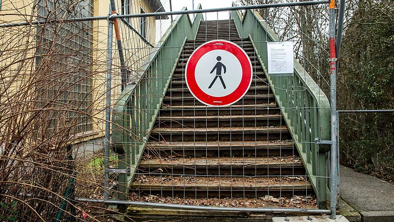 Der Zugang zum Fußgängersteg über die Gleise am Hauptbahnhof ist seit Jahren gesperrt, im Bild die Treppe auf der Seite der Ernst-Sachs-Straße. Der Zugang zum Fußgängersteg über die Gleise am Hauptbahnhof ist seit Jahren gesperrt, im Bild die Treppe auf der Seite der Ernst-Sachs-Straße.