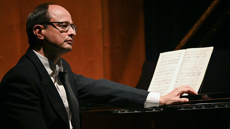 Andrés Juncos begleitet die 'Traviata' der Compagnia Nuova am Klavier. Andrés Juncos begleitet die 'Traviata' der Compagnia Nuova am Klavier. 