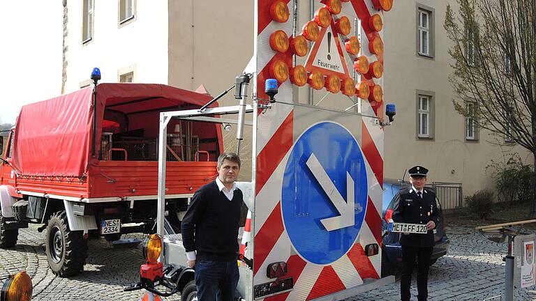 Feuerwehrkommandant Timo Kolano (rechts) und Bürgermeister Michael Kraus stellten den neu angeschafften Verkehrssicherungsträger samt Zusatzausstattung der Öffentlichkeit vor.