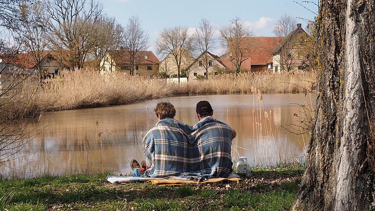 Frühlingserwachen am Dorfsee in Hundelshausen. Der See ist der letzte verbleibende von ehemals drei Seen im Ort, in dem aktuell gut 200 Menschen leben.