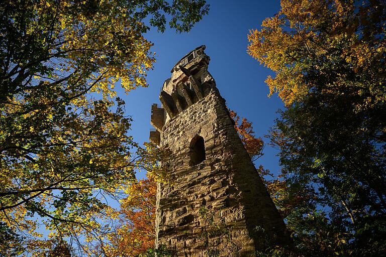 Ganz oben auf dem Stollberg thront die Ruine Stollburg. Das Gemäuer stammt aus dem 12. Jahrhundert. Ganz oben auf dem Stollberg thront die Ruine Stollburg. Das Gemäuer stammt aus dem 12. Jahrhundert.