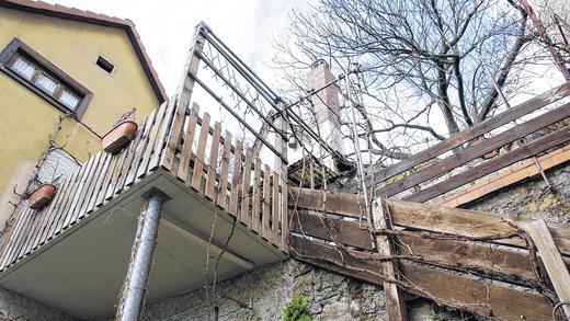 Der Freisitz: Die Bodenplatte ist Zugang zum Obergeschoss des Hauses und zum oberen Turmzimmer. Wohnung wie Wirtschaftsraum sind nur über das Freie zu erreichen.