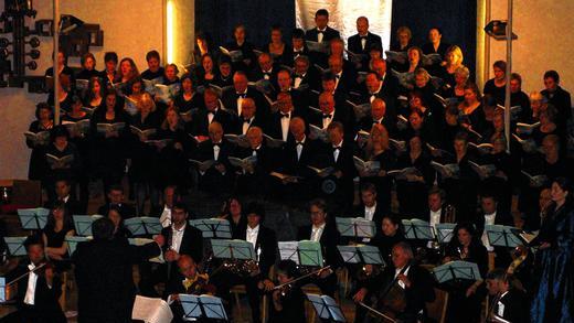 Großartige Aufführung: Die Werke &bdquo;The Armed Man &ndash; A Mass for Peace&ldquo; und &bdquo;Gloria&ldquo; des walisischen Komponisten Karl Jenkins, dargeboten von der Katholischen Kantorei unter Leitung von Hermann Grollmann, konnten die Zuhörer in der voll besetzten Pfarrkirche St. Josef in Marktheidenfeld erleben.