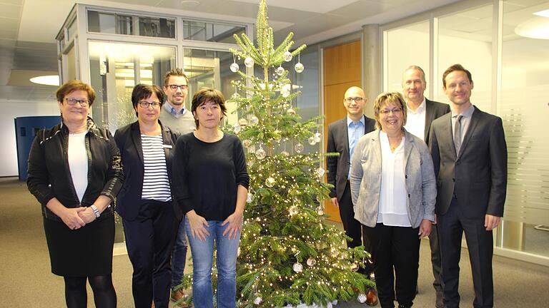 62 Kugeln mit Geschenkvorschlägen für die Bewohner des Erich-Kästner-Kinderdorfs hängen am Weihnachtsbaum in der VR-Bank. Die Aktion „Wunschbaum“ stellen von links Elisabeth Orth (2. Vorsitzende von Gerolzhofen-aktiv), VR-Bank-Mitarbeiterin Carola Antretter, Daniel Hausmann (Schriftführer), Daniela Huhn vom Kinderdorf, Jürgen Hugo (Beiratssprecher), Vorsitzende Petra Aumüller, VR-Bankdirektor Klaus Henneberger und Schirmherr Bürgermeister Thorsten Wozniak vor.