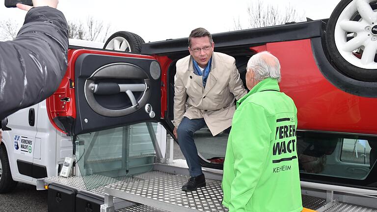 Eine ganz neue Erfahrung. Auch OB Sebastian Remelé testete den Überschlagsimulator, der in Zusammenarbeit mit der Verkehrswacht Kelheim auf dem Volksfestplatz aufgebaut ist.