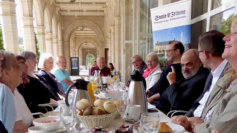 Fröhliches Frühstück unter den Arkaden des Kurgartencafés auf Einladung der Saale-Zeitung mit dem Tenor Simon Bode, der am Vortag für seine und Igor Levits Interpretation der Schubertschen 'Winterreise' frenetisch gefeiert wurde. Foto: Gerhild Ahnert       -  Fröhliches Frühstück unter den Arkaden des Kurgartencafés auf Einladung der Saale-Zeitung mit dem Tenor Simon Bode, der am Vortag für seine und Igor Levits Interpretation der Schubertschen 'Winterreise' frenetisch gefeiert wurde. Foto: Gerhild Ahnert