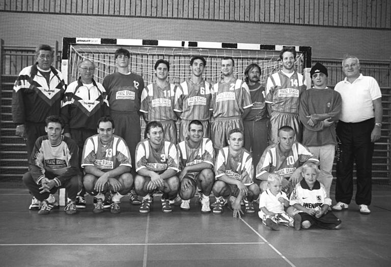 Der Heimatverein: Carsten Lichtlein (hinten, Dritter von links) 1997 mit der Verbandsliga-Mannschaft der TG Heidingsfeld und seinem Vater und Trainer Artur Lichtlein (hinten rechts).&nbsp;