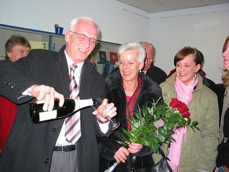 Bürgermeister Peter Stichler mit seiner Frau Elli und Tochter Nicole (von links) stoßen auch 2006 auf einen erneuten Wahlsieg an.