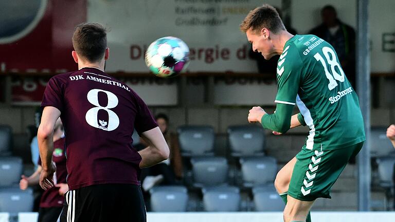 Tim Stohmenger (rechts) erzielt das Tor des Tages zum 1:0-Sieg des TSV Großbardorf gegen die DJK Ammerthal (links Marius Dimmelmeier).