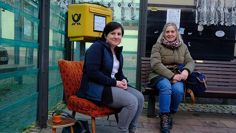 Nehmen Sie Platz auf einem Stück Aktionskunst: Regina Zachmann und Patricia Huter haben es sich am Buswartehäuschen auf dem Bischofsheimer Marktplatz gemütlich gemacht. Für einige Tage war es zu einer Installation mit politischer Botschaft verwandelt.&nbsp;