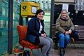 Nehmen Sie Platz auf einem Stück Aktionskunst: Regina Zachmann und Patricia Huter haben es sich am Buswartehäuschen auf dem Bischofsheimer Marktplatz gemütlich gemacht. Für einige Tage war es zu einer Installation mit politischer Botschaft verwandelt.&nbsp;